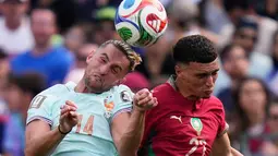 Pemain Prancis Adrien Rabiot berebut bola sundulan dengan pemain Maroko Bilal El Khannouss selama pertandingan perempat final Piala Dunia antara Prancis dan Maroko di Foxborough, Mass., dekat Boston, Kamis, 9 Juli 2026. (AP Photo/Charles Krupa)