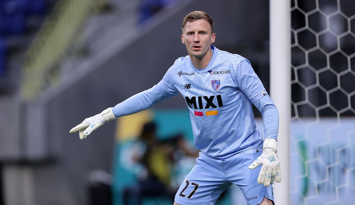 Jakub Slowik merupakan kiper berkebangsaan Polandia milik FC Tokyo. Slowik bergabung dengan skuad asuhan Peter Cklamovski pada 2019 lalu setelah sempat menjadi pemain pinjaman dari Kashiwa Reysol pada musim sebelumnya. Jakub Slowik sejauh ini telah mencatatkan 24 penampilan dengan membuat 6 cleansheet di J1 League 2023. (Dok. J1 League)