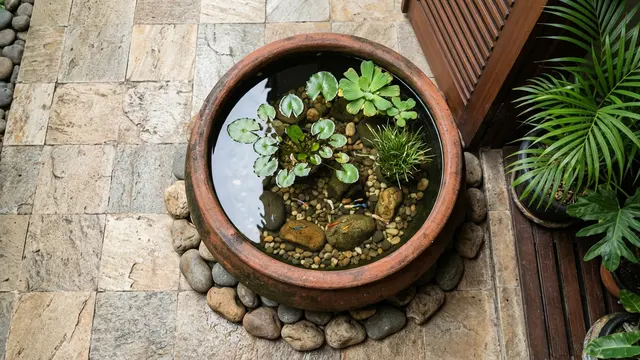 Mini Pond dari Pot Besar dengan Batu Alam