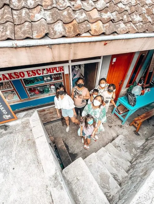 <p>Meski tak merayakan Idul FItri, ia tetap ikut dalam kemeriahan Lebaran karena sang ayah yang seorang muslim. (Instagram/gisel_la).</p>