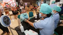 Warga mengukur tekanan darah sebelum vaksin Covid-19 di Lippo Mall Kemang, Jakarta, Senin (12/04/2021). Sebanyak 5482 tenaga pendidik divaksinasi berjasama dengan Dinkes DKI Jakarta dan Dirjen Pendidikan Tinggi (Dikti) dan Lippo Malls Indonesia dan Siloam Hospitals. (Liputan6.com/Fery Pradolo)