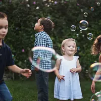 Orangtua memiliki peran kunci dalam memberikan edukasi seks untuk anak. (Foto: Unsplash/Katherine Hanlon)