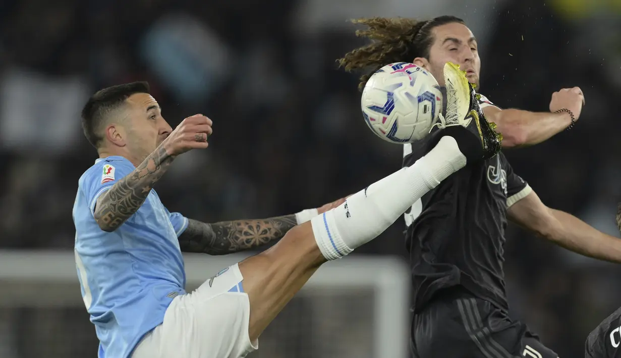 Gelandang Juventus Adrien Rabiot melompat untuk mengejar bola bersama gelandang Lazio Matias Vecino dalam duel leg kedua semifinal Coppa Italia 2023/2024 di Olimpico, Rabu (24/2/2024). (Alfredo Falcone/LaPresse via AP)