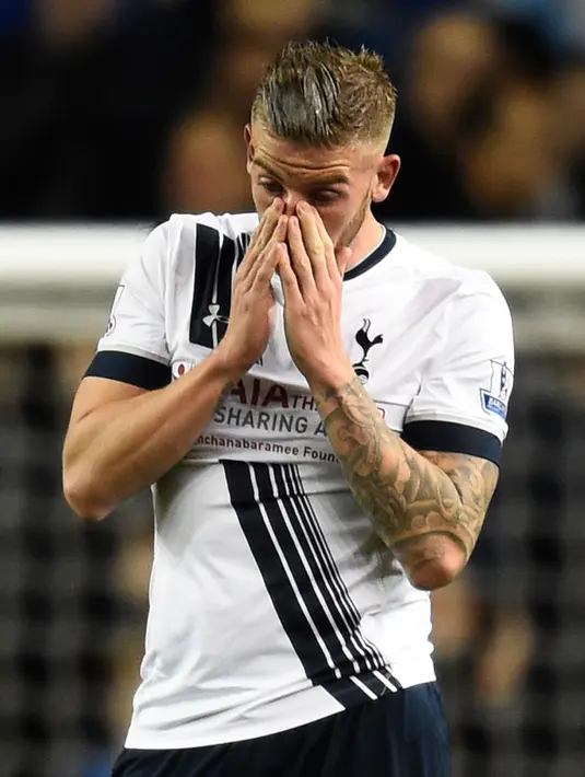 Raut sedih bek Tottenham Toby Alderweireld usai pertandingan liga Inggris melawan West Bromwich Albion di Stadion White Hart Lane, Inggris, (26/4). Tottenham bermain imbang West Bromwich dengan skor 1-1. (Reuters/Dylan Martinez)