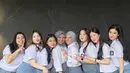 Dalam unggahannya, Felicya menuliskan bahwa tahun ini tema bukber mereka adalah seragam SMA. Ia bahkan berkelakar membayangkan tema apa yang akan mereka usung tahun depan. Momen ini menunjukkan betapa akrabnya Felicya dengan sahabat-sahabat masa remajanya. (Liputan6.com/IG/@felicyangelista_)