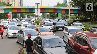 Suasana Kendaraan menuju  arah Pekan Raya Jakarta (PRJ) Jiexpo di kawasan jalan Benyamin Sueb , Jakarta, Jumat (30/6/2023). (Liputan6.com/Herman Zakharia)