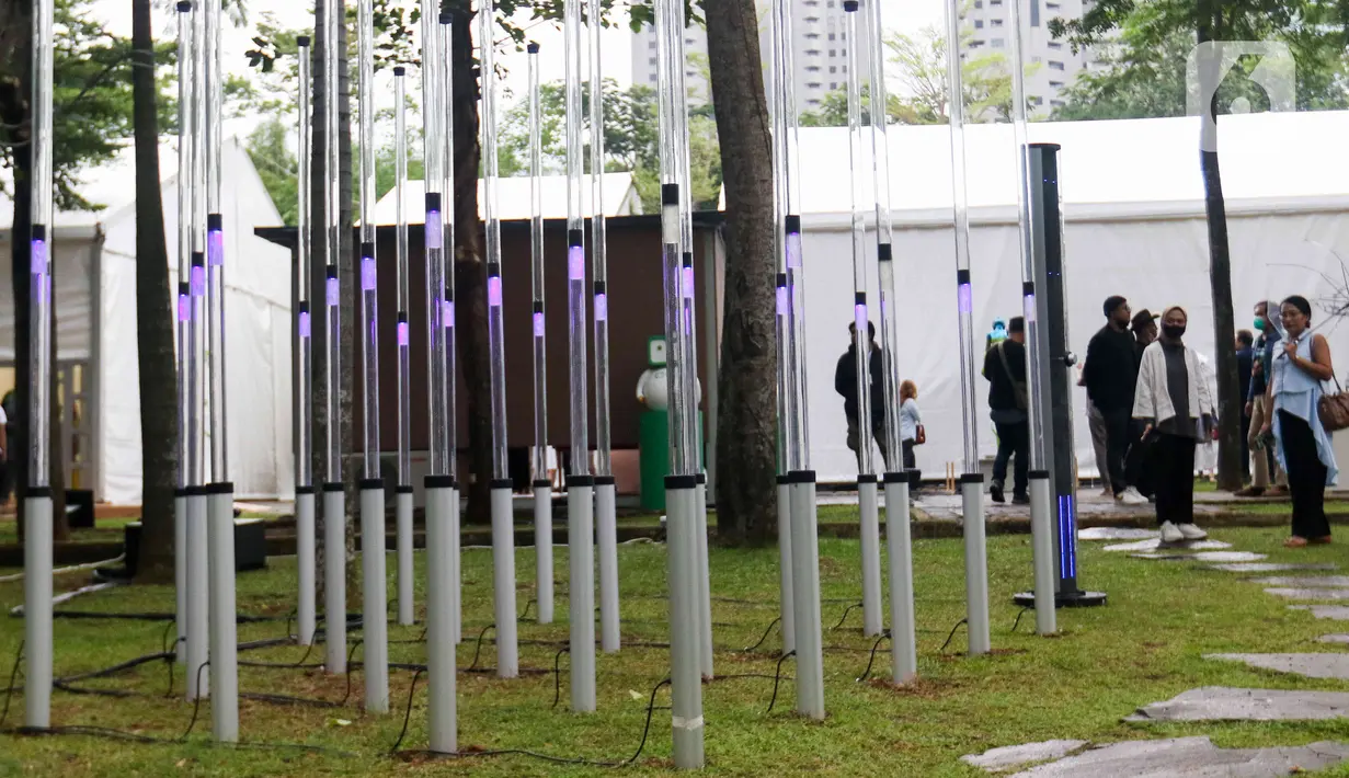 <p>Pengunjung melihat karya seni yang ditampilkan dalam pameran Art Jakarta Gardens 2023 di Hutan Kota Plataran, Senayan, Jakarta Pusat, Selasa (7/2/2023). Pameran seni Art Jakarta Gardens kembali digelar tahun ini mulai dari tanggal 7 - 12 Februari 2023, dalam pameran ini, pengunjung dapat menjelajahi kombinasi presentasi karya seni rupa yang ditampilkan dari dalam dan luar ruangan dengan karya berupa patung, instalasi, dan objek dua dimensi. (Liputan6.com/Herman Zakharia)</p>