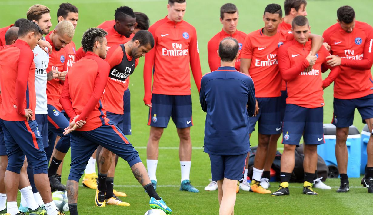 Neymar dan para pemain PSG ssedang mendengar arahan pelatih pada sesi latihan di Camp des Loges, Paris, (11/8/2017). PSG akan mengawali Liga 1 Prancis melawan Guingamp. (AFP/Alain Jocard)