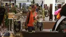 Pengunjung tengah melihat prodak yang di pamerkan di Inacraft 2017 di JCC, Senayan, Jakarta, Rabu (26/4). Pameran yang gelar dari 26-30 april tersebut menapilkan ribuan prodak UMKM dari tanah air. (Liputan6.com/Angga Yuniar)