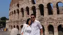 Titi Kamal dan Christian Sugiono di depan Colosseum, Roma. (Photo : Instagram)