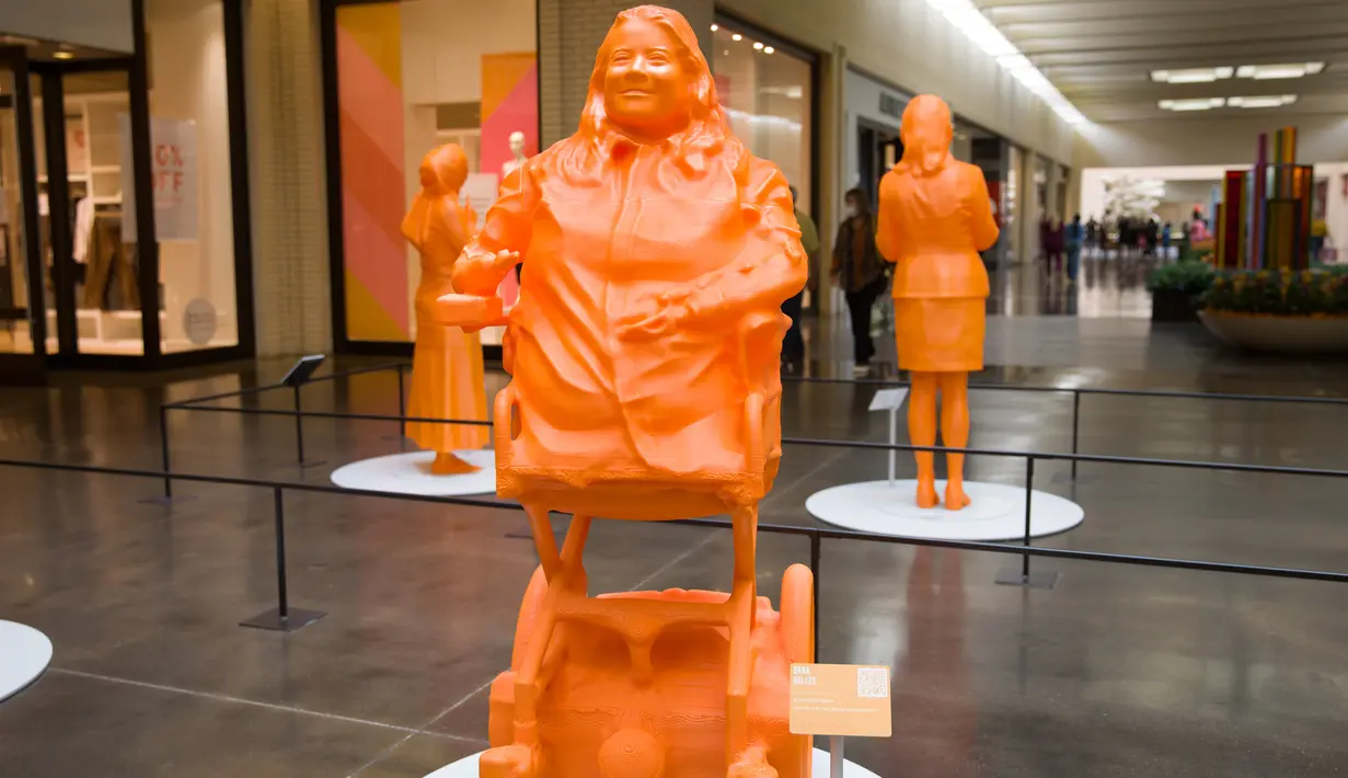 Patung-patung perempuan yang dipamerkan di sebuah pusat perbelanjaan di Dallas, Texas, 15 Oktober 2020. Sepuluh patung hasil cetak 3D dipamerkan baru-baru ini untuk merayakan pencapaian para perempuan di bidang sains, teknologi, teknik, dan matematika (STEM). (Xinhua/Dan Tian)