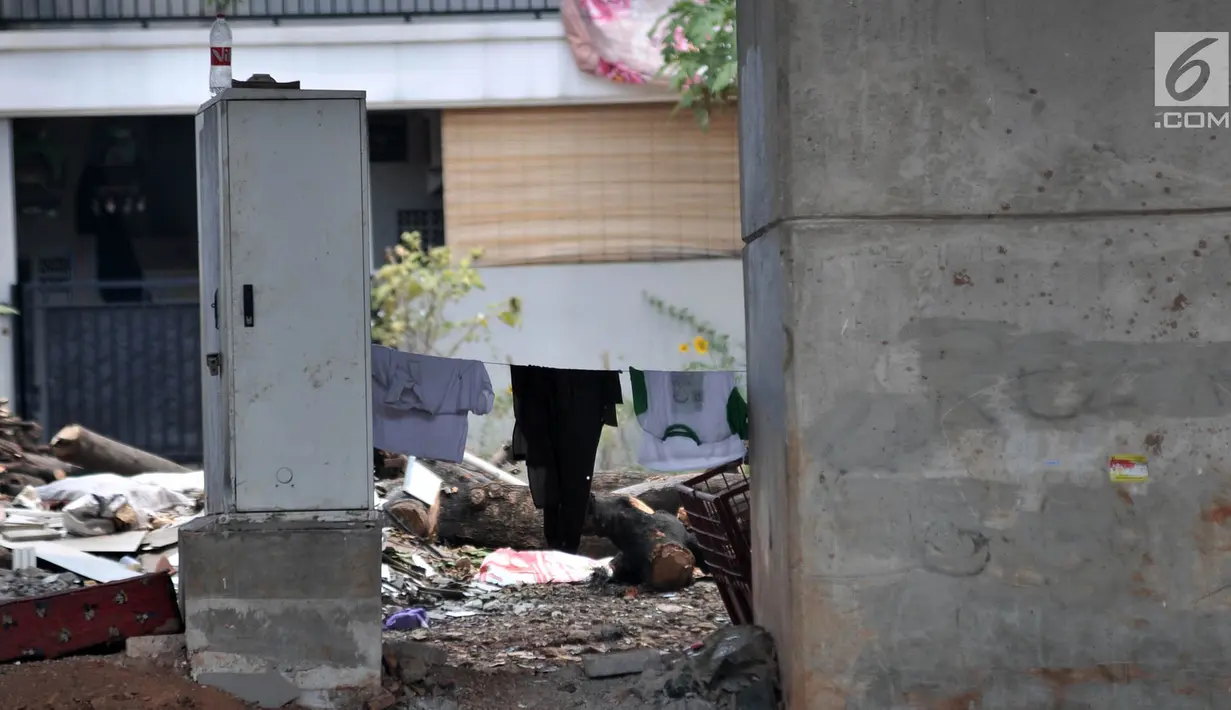 Gardu listrik berubah menjadi lokasi jemur pakaian pemulung di kolong jalan Tol Becakayu di kawasan Kalimalang, Rabu (10/4). Minimnya pengawasan dan penertiban pemerintah menyebabkan kolong Tol Becakayu di kawasan tersebut dipenuhi oleh pemulung. (merdeka.com/Iqbal S. Nugroho)