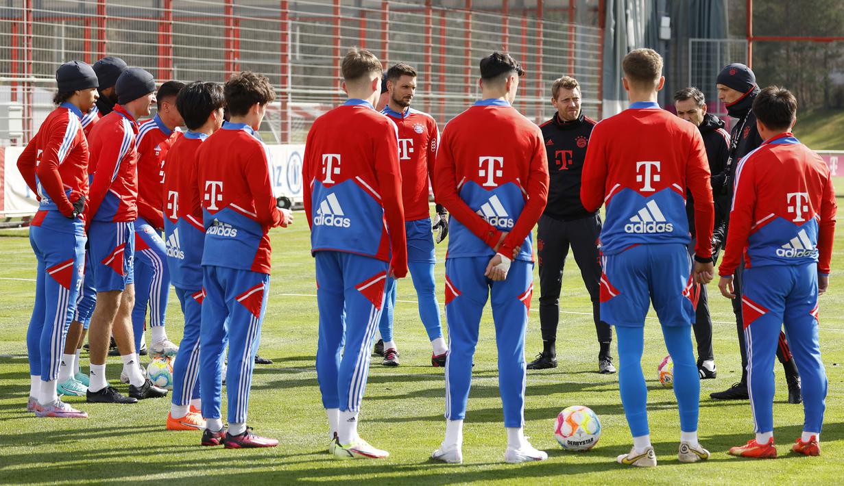 Pelatih Bayern Muchen, Thomas Tuchel memimpin latihan yang berlangsung di Munchen, Jerman, Selasa (28/03/2023). Tuchel akan memulai laga debutnya bersama Die Roten saat melawan Borussia Dortmund di Liga Jerman pada Sabtu (01/04/2023). (AFP/Michaela Rehle)
