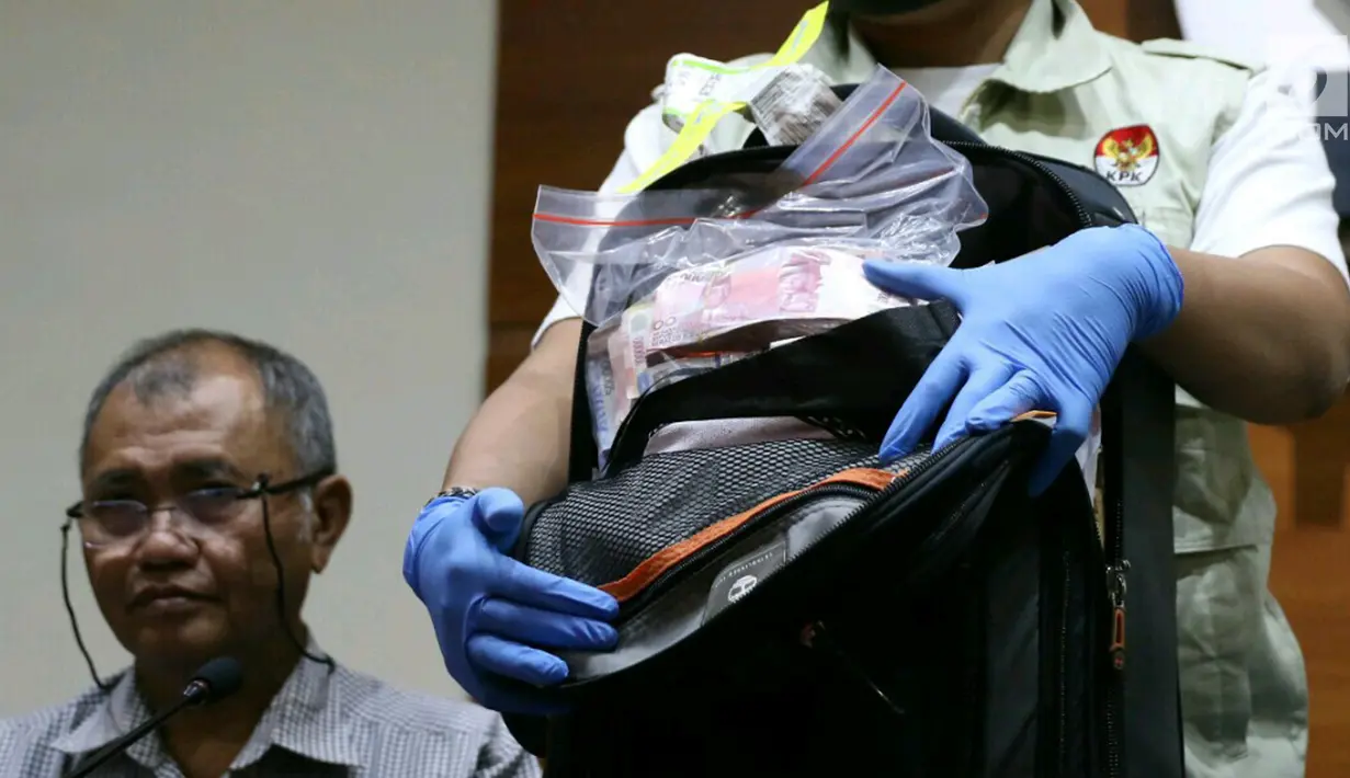  Petugas KPK menunjukan barang bukti hasil operasi tangkap tangan (OTT) di Gedung KPK, Jakarta, Sabtu (27/5). Dalam OTT KPK menetapkan 4 orang tersangka dan menyita uang sebanyak Rp40 Juta, Rp1,145 Milyar dan USD 3000. (Liputan6.com/Angga Yuniar)