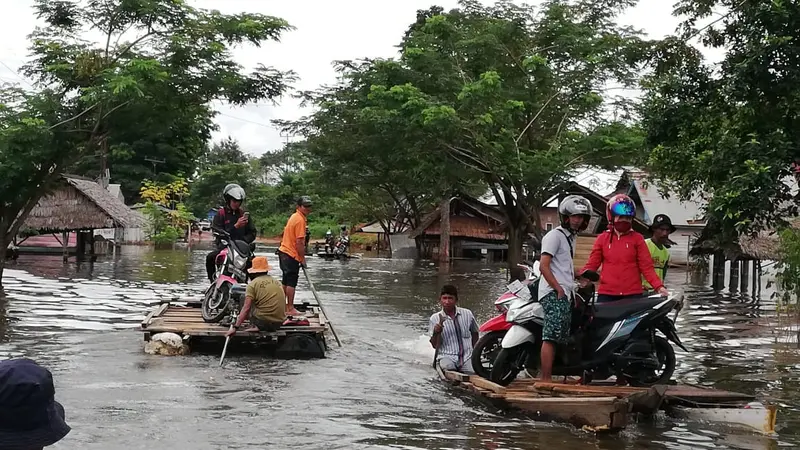 Bencana banjir Konawe, selain merendam rumah, sejumlah pengendara masih terhalang banjir dan harus lewat dengan bantuan rakit.(Liputan6.com/Ahmad Akbar Fua)