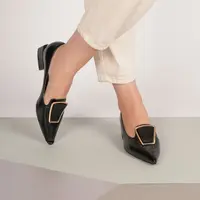 Flat shoes sangat nyaman dipakai dan modelnya yang simple bisa memberikan kesan yang feminim. Selain itu, sepatu ini mudah dipadu padankan dengan berbagai style mulai dari casual sampai formal. Flat shoes bisa jadi alternatif kamu yang gasuka pakai heels / copyright shutterstock