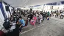 Warga antre mendaftar untuk mengikuti vaksinasi massal Covid-19 di Pasar Ikan Modern Muara Baru, Penjaringan, Jakarta, Kamis (5/8/2021). Vaksinasi massal di Pasar Ikan Muara Baru pada 5-7 Agustus ini menyasar masyarakat kawasan pesisir yang berusia 12 tahun ke atas. (merdeka.com/Iqbal S Nugroho)