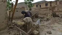 Jumlah korban jiwa akibat banjir bandang mematikan yang melanda Afghanistan utara pada hari Jumat meningkat menjadi 62 orang, sebagian besar perempuan dan anak-anak. (AP Photo/Mehrab Ibrahimi)