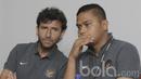 Pelatih Timnas Indonesia, Luis Milla, didampingi penerjemah bahasa saat jumpa pers. Juru taktik asal Spanyol ini menargetkan kemenangan untuk tim asuhannya saat uji coba perdana melawan Myanmar. (Bola.com/M Iqbal Ichsan)