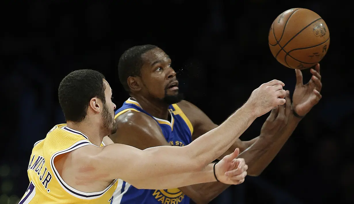 Pemain Los Angeles Lakers, Larry Nance Jr. (kiri) berebut bola dengan pemain Golden State Warriors, Kevin Durant (kanan) pada laga NBA basketball game di Los Angeles, (4/11/2016).  (AP /Alex Gallardo)