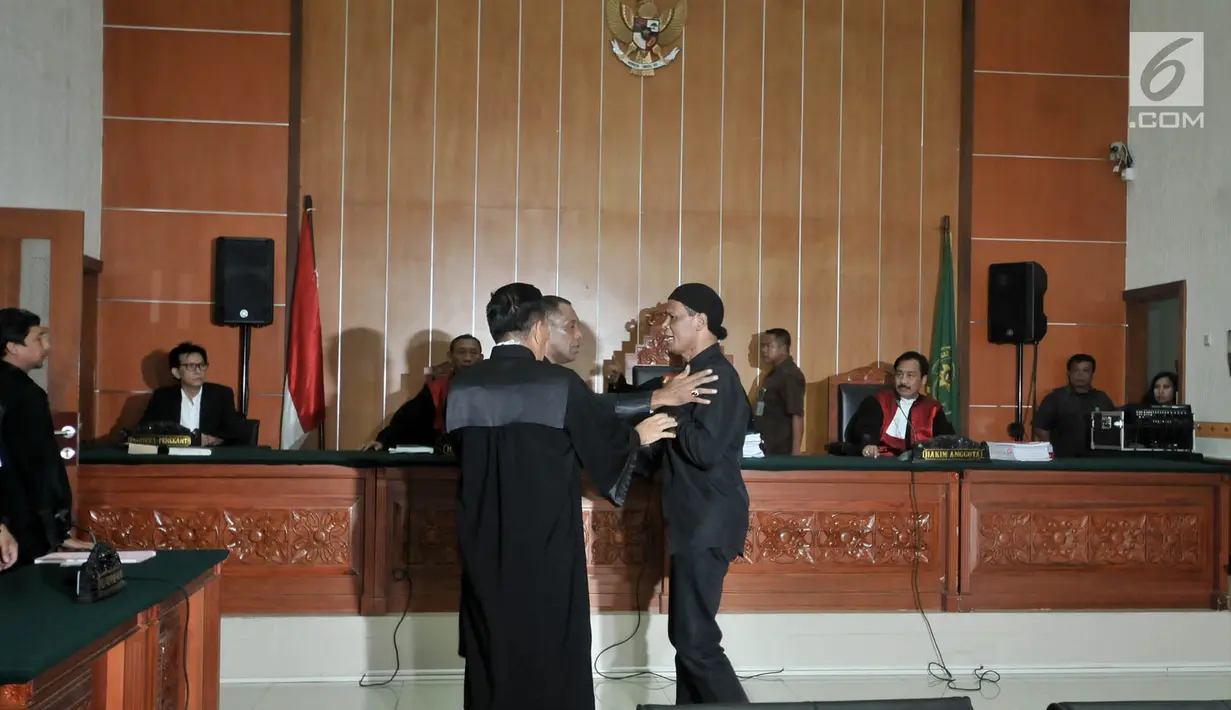 Terdakwa Hercules Rosario Marshal mengamuk saat memasuki ruang sidang akibat dikawal polisi di PN Jakarta Barat, Rabu (27/3). Hercules terbukti melakukan penyerobotan secara melawan hukum yang pidananya diatur dalam Pasal 167 KUHP juncto Pasal 55 ayat 1 ke-1 KUHP. (merdeka.com/Iqbal S. Nugroho)