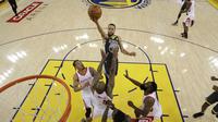 Aksi pemain Warriors, Stephen Curry melakukan lay up saat melawan Rockets pada gim keempat final NBA basketball Wilayah Barat di Oracle Arena, Oakland (22/5/2018). Rockets menang 95-92. (AP/Marcio Jose Sanchez)