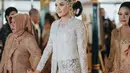 Kebaya pernikahan Erina lainnya yang wajib disimak adalah kebaya yang dikenakannya di momen akad. Kebaya putih panjang ini memiliki motif brokat floral yang sangat cantik. Foto: Instagram.