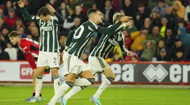 Bek Manchester United atau MU, Diogo Dalot (tengah) merayakan gol yang dicetaknya ke gawang Sheffield United pada laga pekan ke-9 Premier League 2023/2024 di Stadion Bramall Lane, Minggu (22/10/2023) dini hari WIB. (AP Photo/Jon Super)