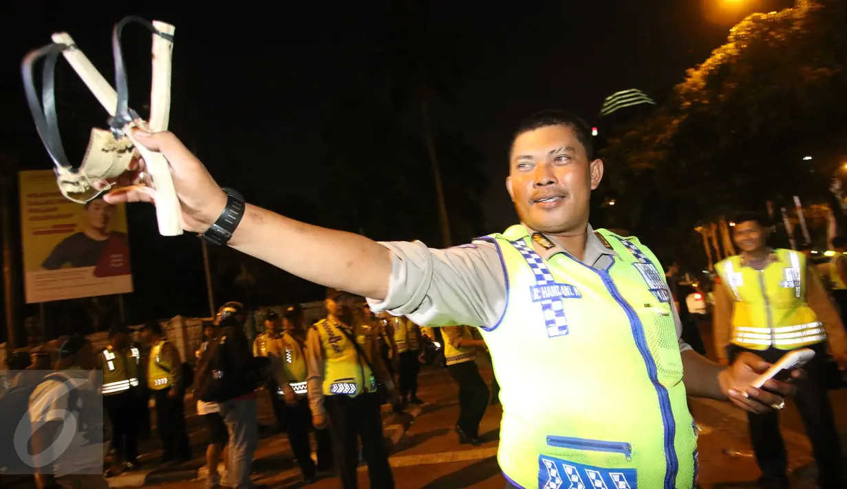Polisi memperlihatkan ketapel yang didapat dari gerombolan yang diduga The Jak, Jakarta, Minggu (18/10/2015). Dari penggeledahan polisi mendapatkan sejumlah benda tajam. (Liputan6.com/Immanuel Antonius)