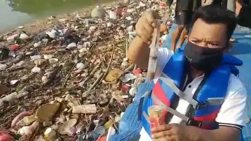 Sampah medis memenuhi Sungai Cisadane, Kota Tangerang