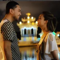 Hubungan pasangan Rina Nose dan Fakhrul Razi nampaknya semakin serius. Terlihat dari beberapa foto yang diunggah keduanya terlihat makin dekat. (Instagram/@rinanose16)