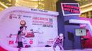 Penampilan Ardi (kanan) pada Indonesian  Freestyle Football Championship 2015 di Mall Pluit Village, Jakarta, Sabtu (14/11/2015). (Bola.com/Vitalis Yogi Trisna)