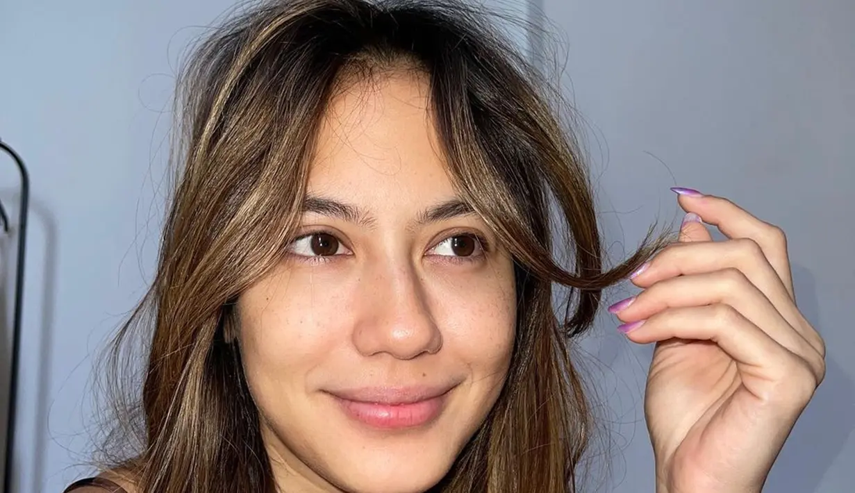 Pevita Pearce sering abadikan foto yang membuat warganet terpesona. Ya, pemeran Sri Asih ini kerap unggah foto baru bangun tidur. Potret Pevita natural muka bantal pun terekspos publik. Dengan rambut berantakan, Pevita tetap terlihat cantik memesona. (Liputan6.com/IG/@pevpearce)