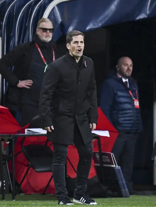 Pelatih Spanyol Robert Moreno menginstruksikan pemainnya saat bertanding melawan Swedia pada pertandingan Grup F Piala Eropa 2020 di Friends Arena di Stockholm (15/10/2019). Spanyol bermain imbang 1-1 dan memastikan diri lolos ke putaran final Piala Eropa 2020. (AFP Photo/Jonathan Nackstrand)