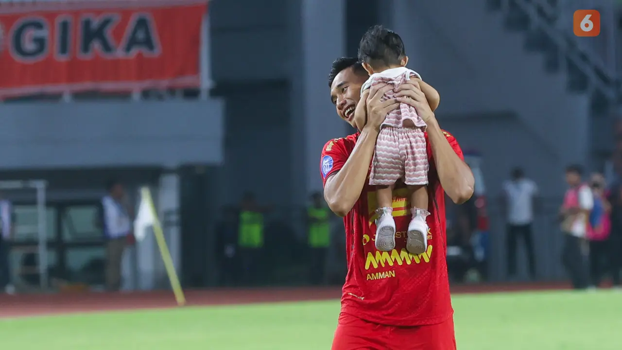 Foto: Momen Gemes Rizky Ridho Bermain dengan Anak Witan Sulaeman