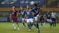 Pemain Persib Bandung, Wander Luiz (depan) menyundul bola bola saat melawan PSM Makassar dalam laga pekan ke-6 BRI Liga 1 2021/2022 di Stadion Wibawa Mukti, Cikarang, Sabtu (02/10/2021) WIB. Kedua tim bermain imbang 1-1. (Bola.com/Bagaskara Lazuardi)