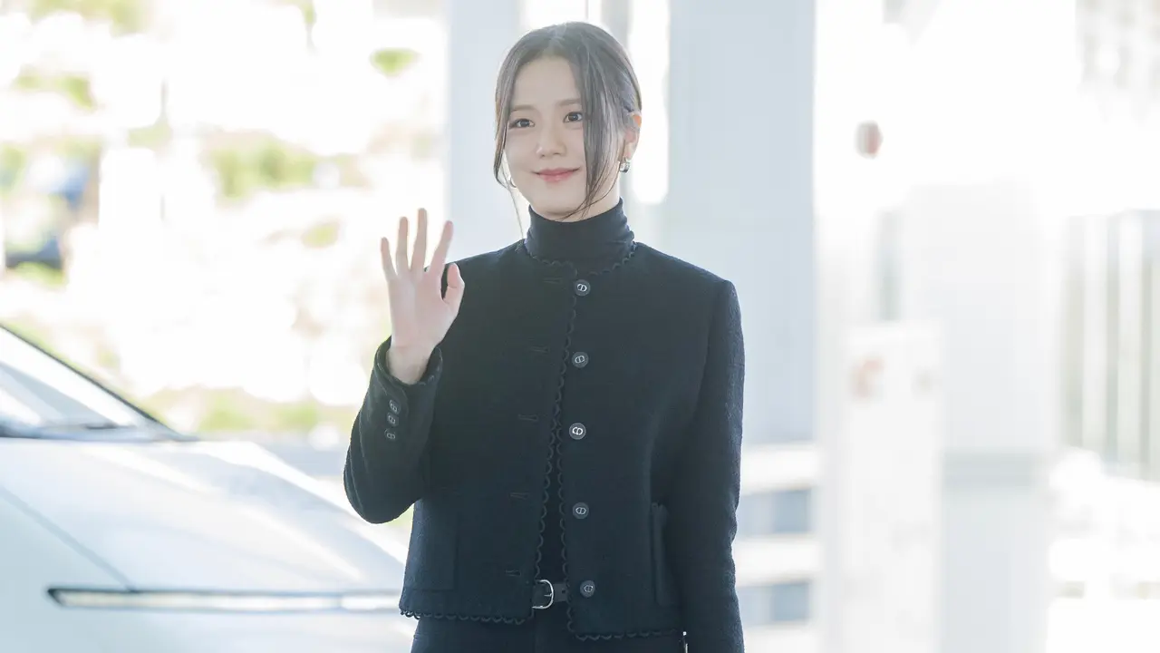 Gaya Airport Style Jisoo Blackpink untuk hadir di Dior Paris Fashion week