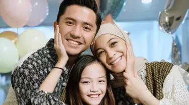 Buat yang belum tahu, kenalin nih anak pertama Omesh dan Dian Ayu Lestari. Gadis cantik ini bernama Btari Embun Anandayu. (instagram.com/omeshomesh)