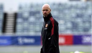 Manajer Manchester United Erik ten Hag terlihat dalam sesi latihan di stadion WACA, Perth, Australia, Kamis, 21 Juli 2022,&nbsp;menjelang pertandingan&nbsp;MU kontra&nbsp;Aston Villa. (foto: Trevor Collens / AFP)