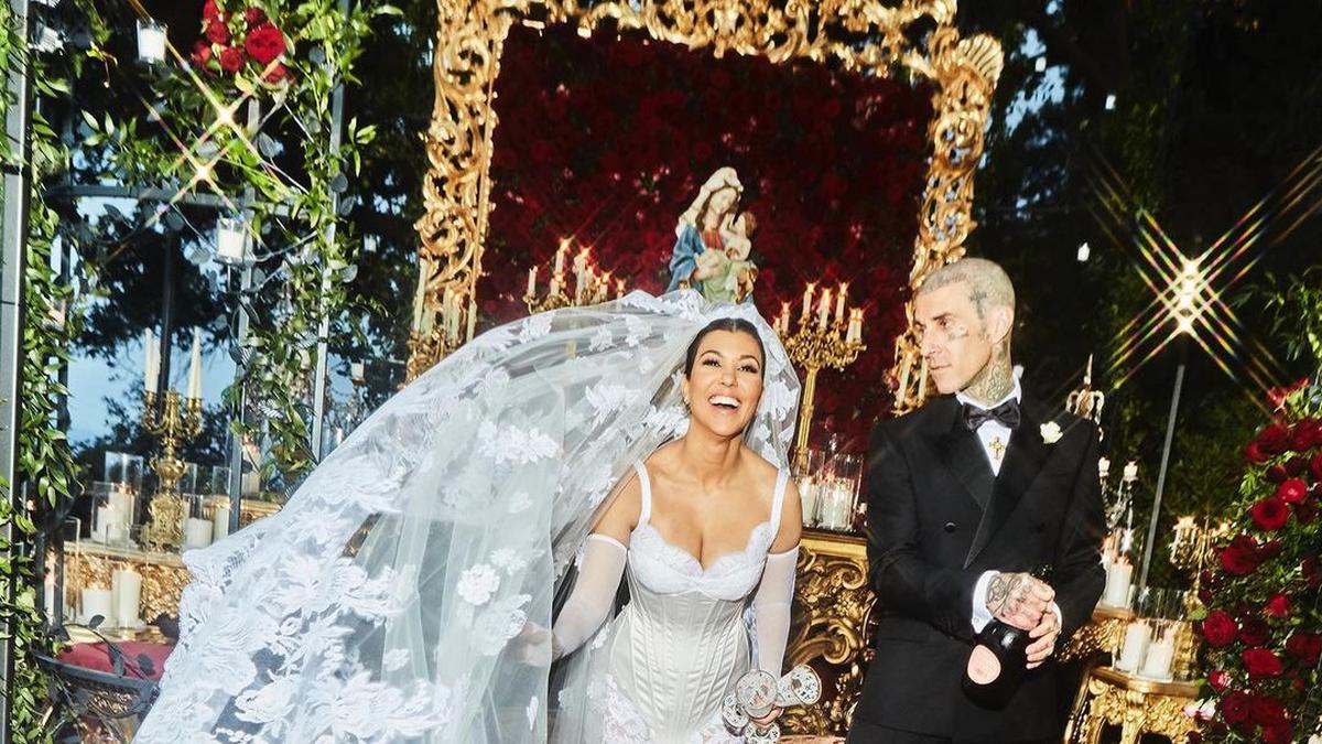 Kourtney Kardashian dan Travis Barker Sambut Kelahiran Bayi Pertama