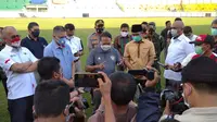 Menpora Zainudin amali saat meninjau Stadio Gelora Bangkalan untuk persiapan Piala Dunia U-20