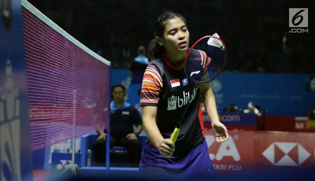 Pebulu tangkis tunggal putri Indonesia, Gregoria Mariska Tunjung saat melawan unggulan ke-tujuh asal Thailand, Ratchanok Intanon di babak 16 besar Indonesia Open 2019 di Istora Senayan, Jakarta, Kamis (18/7/2019). Gregoria kalah 21-13, 19-21, 15-21. (Liputan6.com/Helmi Fithriansyah)
