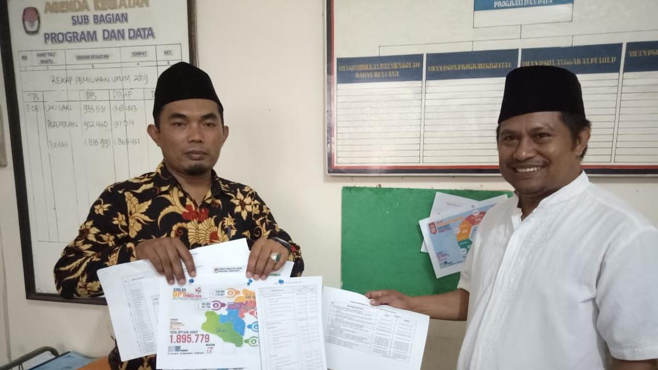 Komisioner KPU Garut divisi perencanaan dan data, Dindin A Zaenudin menunjukan DPT orang gila