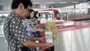 Calon penumpang membersihkan tangan dengan hand sanitizer yang disediakan sebelum pintu masuk peron LRT di Stasiun Velodrome, Rawamangun, Jakarta, Selasa (3/3/2020). (merdeka.com/Iqbal S. Nugroho)