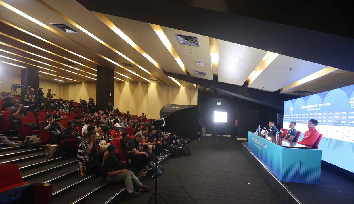 Laga kedua timnas akan berlangsung di Stadion Utama Gelora Bung Karno (SUGBK), Jakarta, pada Jumat (27/3/2026). Tampak dalam foto, suasana konferensi pres pelatih Timnas Indonesia, John Herdman (kiri) bersama Elkan Baggott sebelum laga melawan Saint Kitts and Nevis pada ajang FIFA Series 2026 di Media Center Stadion Utama Gelora Bung Karno (SUGBK), Jakarta, Kamis (26/3/2026). (Bola.com/M Iqbal Ichsan)