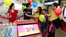 CEO MatahariMall.com Hadi Wenas membagikan balon dan hadiah, kepada pengunjng di Hari Pelanggan Nasional di Gajah Mada Plaza, Jakarta, Minggu (04/9). Aksi ini juga memperkenalkan eKiosk kepada para pelanggan. (Liputan6.com/Fery Pradolo)