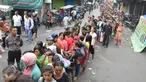 Warga mengantre untuk mendapatkan daging kurban  di jalan Kauman Semarang,Jawa Tengah, Senin (12/9). Panitia kurban membagikan lebih dari 5.000 paket daging kepada warga. (Liputan6.com/Gholib)