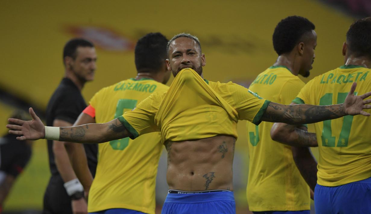 Neymar pamer perut sixpack untuk membungkam kritik orang-orang yang bilang dirinya kegendutan. (Foto: AFP/Nelson Almeida)