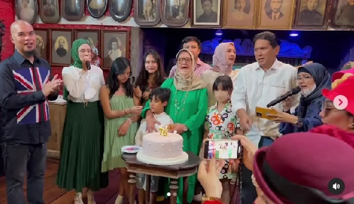 Sehari sebelum Joyce juga sempat merayakan ulang tahun dengan keluarganya. Sayang tak terlihat ketiga cucunya dari Maia Estianty, yaitu Al, El, dan Dul. (Foto: Instagram/@dian_rahmaniar)