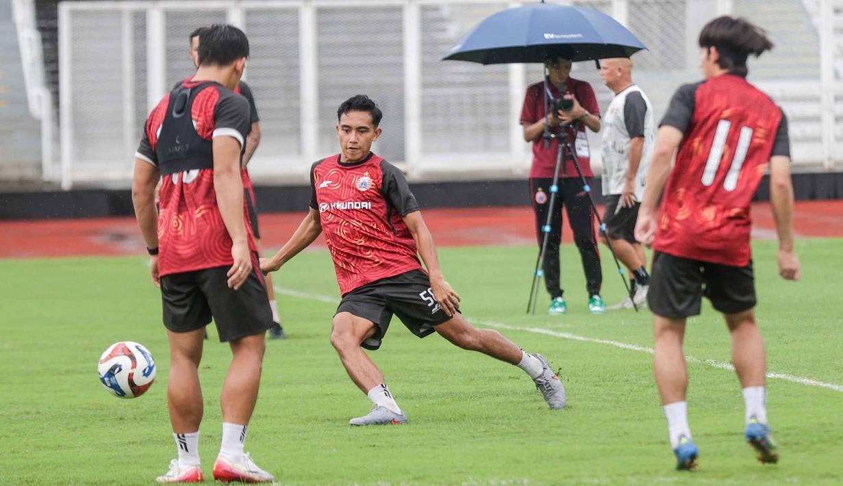 Laga kedua tim akan digelar di Stadion Utama Gelora Bung Karno (SUGBK), Jakarta, Sabtu (3/1/2026) pukul 15.30 WIB. Tampak dalam foto, pemain Persija saat melakukan latihan di Stadion Madya, Kompleks Gelora Bung Karno, Senayan, Jakarta, Jumat (2/1/2026). (Bola.com/Abdul Aziz)